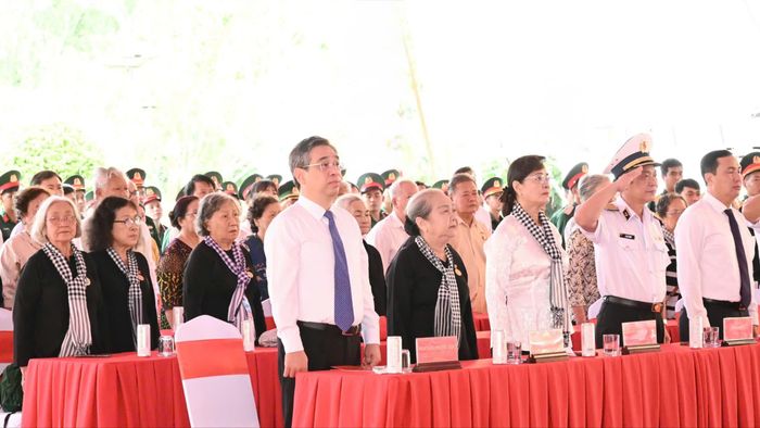 Đồng chí Nguyễn Phước Lộc cùng các đại biểu dự lễ giỗ. Ảnh: VIỆT DŨNG