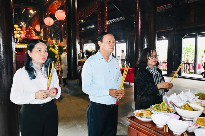 Đồng chí Nguyễn Văn Thọ, Ủy viên Ban Thường vụ Thành ủy, Phó Chủ tịch Thường trực HĐND TPHCM, cùng các đại biểu dâng hương. Ảnh: VIỆT DŨNG