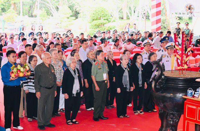 Các đại biểu vào Đền thờ Côn Đảo dâng hương. Ảnh: VIỆT DŨNG