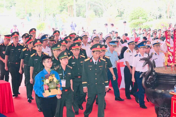 Cán bộ, chiến sĩ lực lượng vũ trang nhân dân vào Đền thờ Côn Đảo dâng hương. Ảnh: VIỆT DŨNG