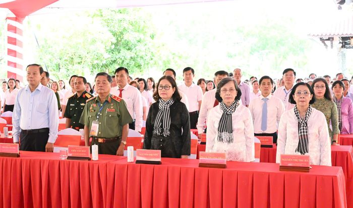 Đồng chí Nguyễn Thị Thu Hà, nguyên Ủy viên Trung ương Đảng, nguyên Phó Bí thư Thành ủy TPHCM; đồng chí Phạm Phương Thảo, nguyên Phó Bí thư Thành ủy, nguyên Chủ tịch HĐND TPHCM, cùng các đại biểu dự lễ giỗ. Ảnh: VIỆT DŨNG