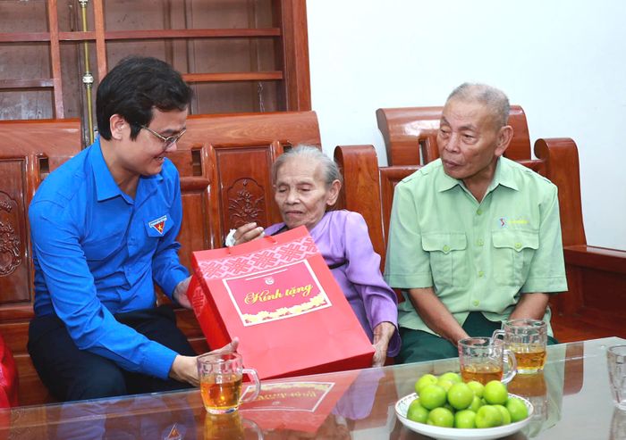  Lãnh đạo Trung ương Đoàn tặng quà cho bà Trần Thị Thông 