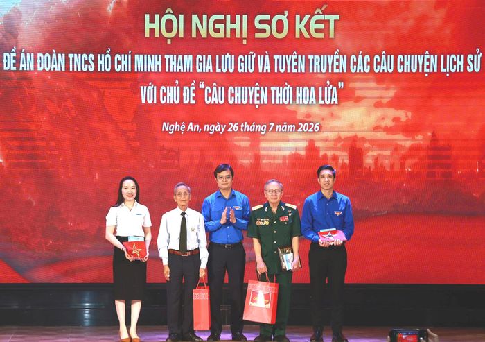  Lãnh đạo Trung ương Đoàn tặng quà cho các đại biểu tham gia chương trình giao lưu tại hội nghị 