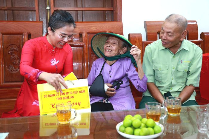  Lãnh đạo tỉnh Nghệ An tặng quà cho bà Trần Thị Thông 