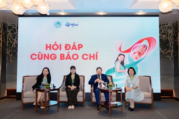  Các chuyên gia y tế trao đổi với báo chí tại cuộc tọa đàm. Ảnh: MINH KHANG 