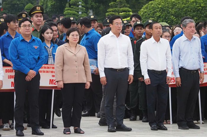 Các đồng chí lãnh đạo và đại biểu dự Lễ thắp nến tri ân các Anh hùng liệt sĩ tại Nghĩa trang Liệt sĩ TPHCM. Ảnh: HOÀNG HÙNG