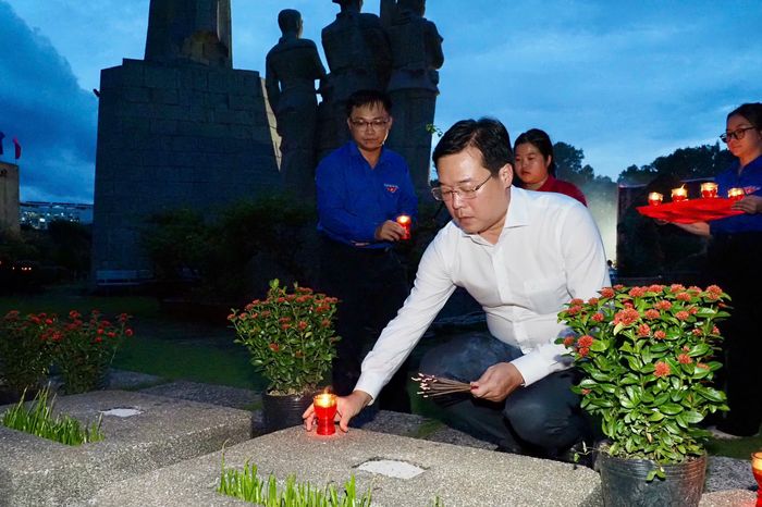 Phó Bí thư Thường trực Thành ủy TPHCM Lê Quốc Phong thắp nến tri ân các Anh hùng liệt sĩ. Ảnh: HOÀNG HÙNG