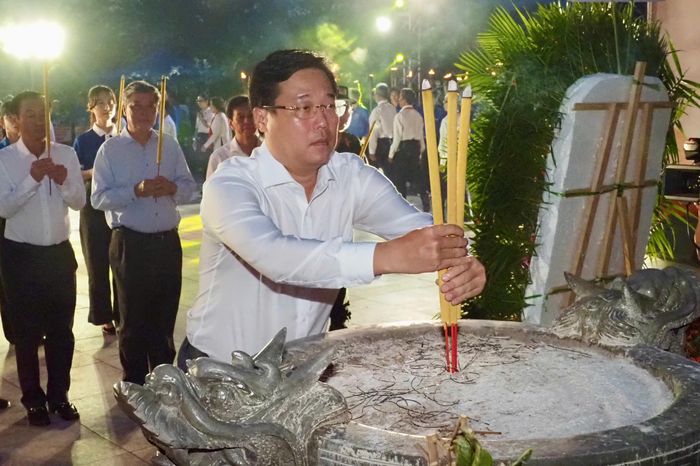 Phó Bí thư Thường trực Thành ủy TPHCM Lê Quốc Phong dâng hương tại Nghĩa trang Liệt sĩ TPHCM. Ảnh: HOÀNG HÙNG
