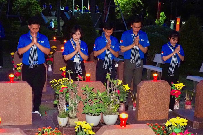 Đoàn viên, thanh niên, sinh viên thành phố thắp nến tri ân các Anh hùng liệt sĩ. Ảnh: HOÀNG HÙNG