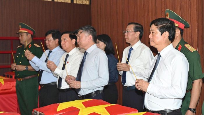 Lãnh đạo các bộ, ban, ngành Trung ương cùng lãnh đạo TPHCM dâng hương tại Nhà quàn hài cốt liệt sĩ. Ảnh: MẠNH THẮNG