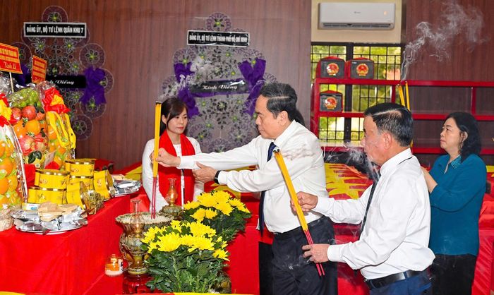 Lãnh đạo Đảng, Nhà nước dâng hương tại Nhà quàn hài cốt liệt sĩ. Ảnh: MẠNH THẮNG
