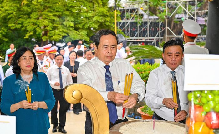 Chủ tịch Quốc hội Trần Thanh Mẫn, Thường trực Ban Bí thư Trần Cẩm Tú, Chủ tịch Ủy ban Trung ương MTTQ Việt Nam Bùi Thị Minh Hoài dâng hương tưởng niệm tại Nhà bia ghi danh liệt sĩ. Ảnh: MẠNH THẮNG