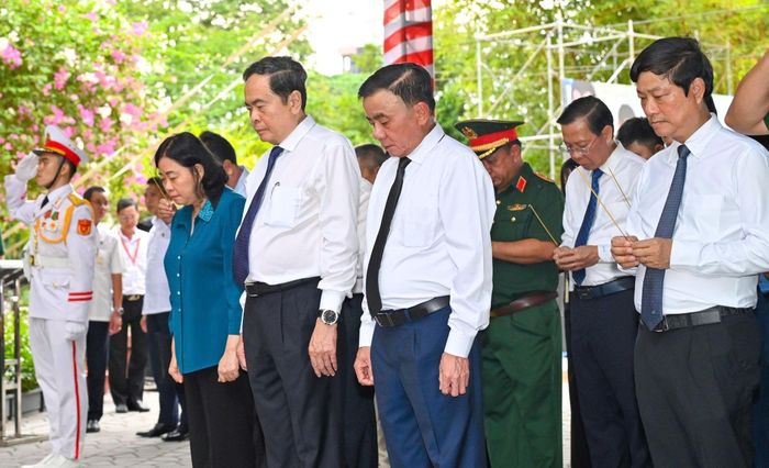 Các đại biểu dâng hương các Anh hùng liệt sĩ. Ảnh: MẠNH THẮNG