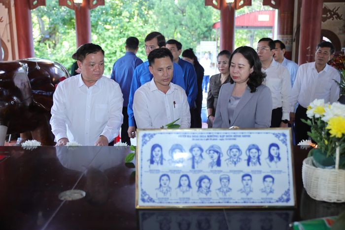  Phó Chủ tịch nước Võ Thị Ánh Xuân nghe giới thiệu về "tọa độ lửa" Truông Bồn 
