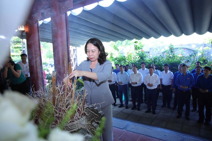  Phó Chủ tịch nước Võ Thị Ánh Xuân dâng hương tưởng niệm các Anh hùng liệt sĩ tại Khu di tích lịch sử quốc gia Truông Bồn 