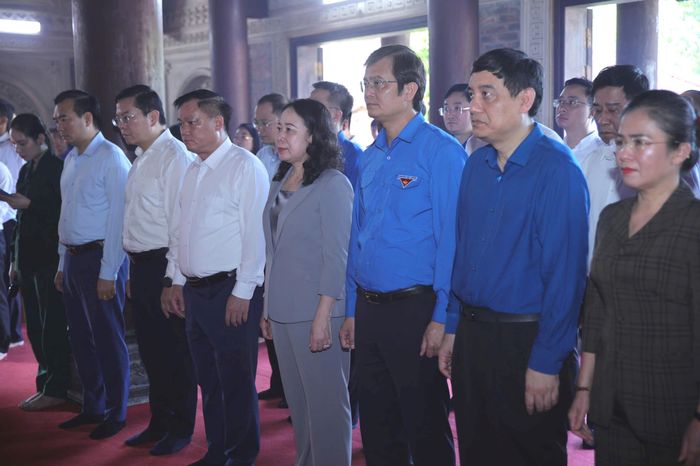  Phó Chủ tịch nước Võ Thị Ánh Xuân và đoàn công tác dâng hương tưởng niệm các Anh hùng liệt sĩ tại Khu di tích lịch sử quốc gia Truông Bồn 