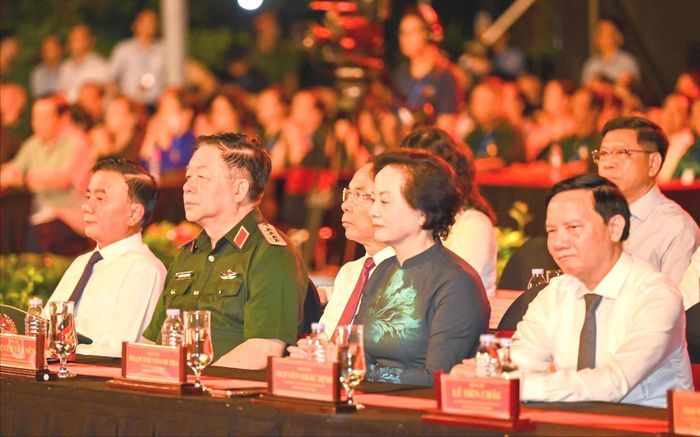  Thường trực Ban Bí thư Trần Cẩm Tú cùng các vị đại biểu tham dự chương trình ở điểm cầu Công viên Lê Thị Riêng. Ảnh: MẠNH THẮNG 