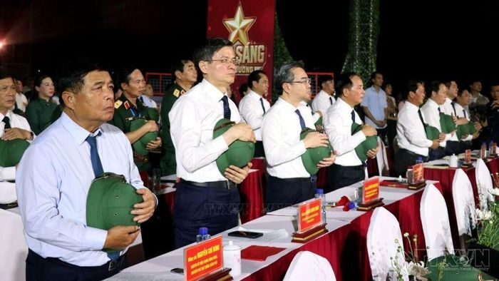 Các đồng chí lãnh đạo dự điểm cầu tại tỉnh Tuyên Quang. Ảnh: TTXVN 