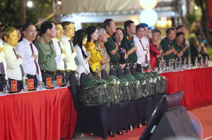  Những chiếc ba lô, mũ cối, bông hoa cúc tưởng nhớ các Anh hùng liệt sĩ được xếp trang trọng ở hàng ghế đầu tại điểm cầu Hà Nội. Ảnh: QUANG PHÚC 