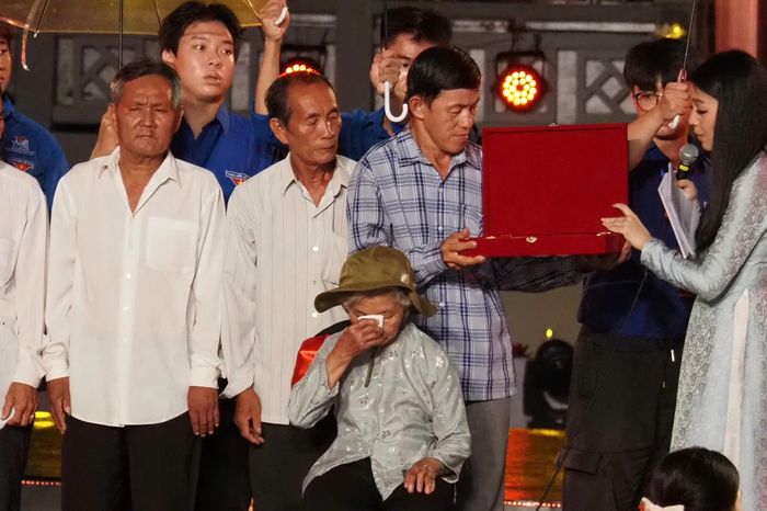  Những di vật của liệt sĩ Huỳnh Văn Quên được trang trọng trao lại cho gia đình. Ảnh: HOÀNG HÙNG 