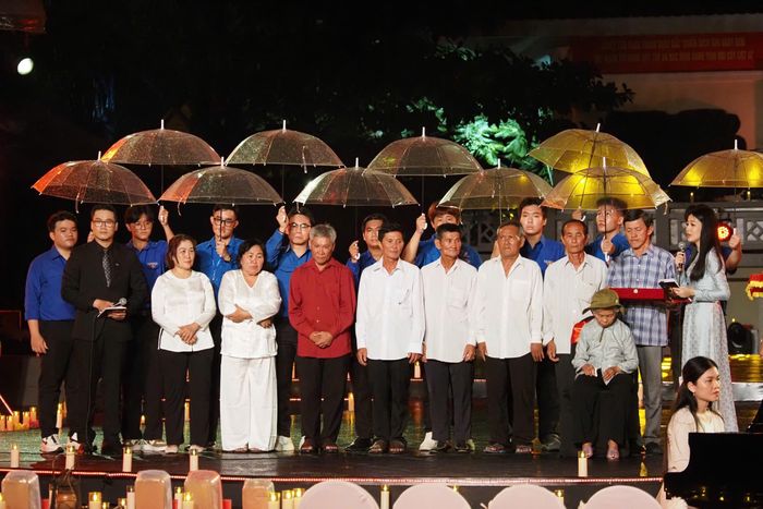  Sau gần 60 năm, hồ sơ di vật của liệt sĩ Huỳnh Văn Quên được trao lại cho gia đình. Ảnh: HOÀNG HÙNG 