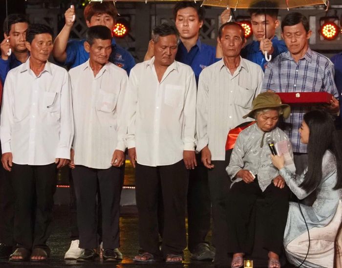  Bà Nguyễn Thị Lệ rơi nước mắt khi tiếp nhận di vật của chồng. Ảnh: HOÀNG HÙNG 