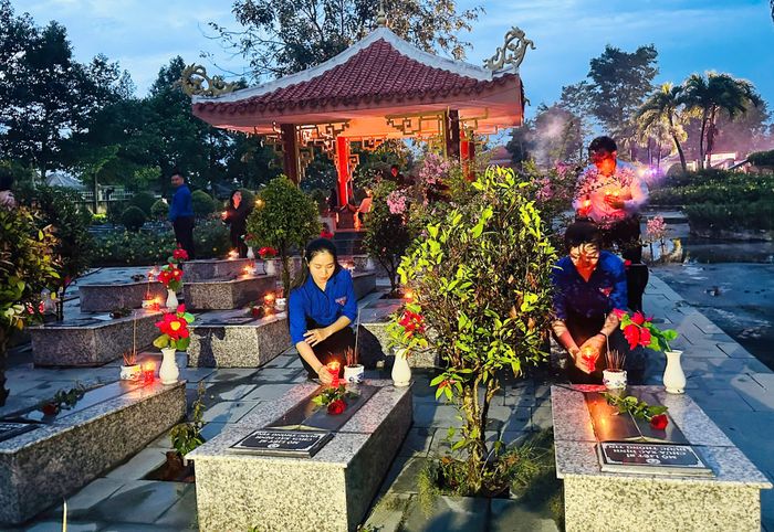Lễ thắp nến tri ân các Anh hùng liệt sĩ tại Nghĩa trang Liệt sĩ xã Dầu Tiếng