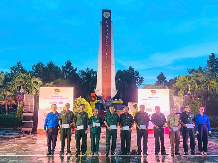 Đoàn tặng quà đến các thương binh, gia đình chính sách