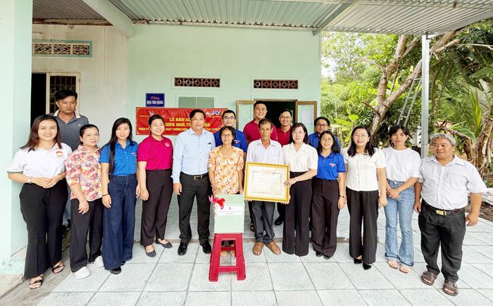 Đoàn trao tặng công trình sửa chữa nhà “Đại đoàn kết”