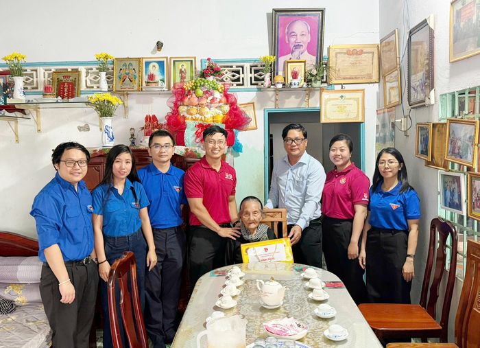 Đoàn thăm và tặng quà Mẹ Việt Nam Anh hùng Trần Thị Cờ