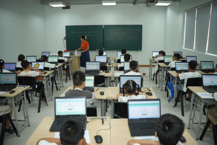 Thí sinh điểm cầu miền Trung chinh phục đấu trường VioEdu. Ảnh: LINH MAI