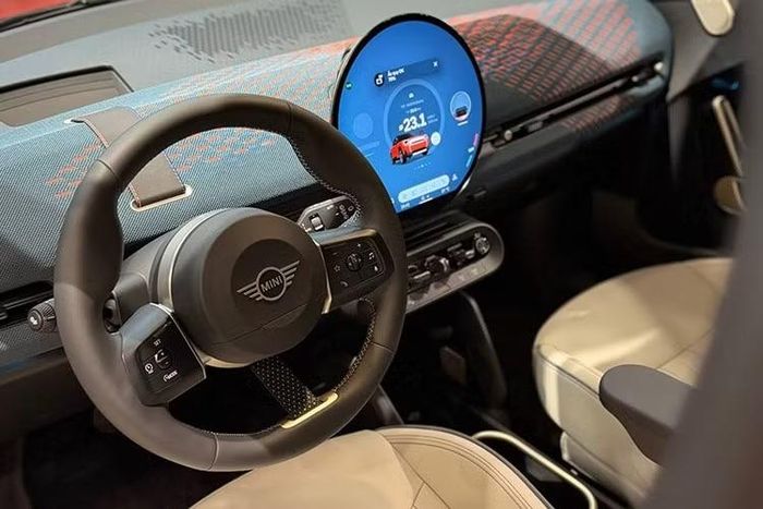 Khoang nội thất được thiết kế theo triết lý Charismatic Simplicity, nổi bật với màn hình OLED trung tâm, vô-lăng đặc trưng và thanh điều khiển Toggle Bar.