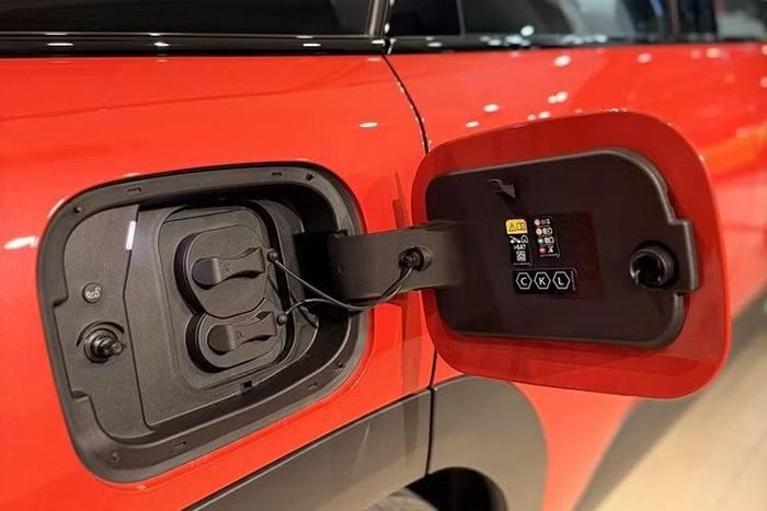 Xe có hỗ trợ sạc AC 11 kW và sạc nhanh DC lên đến 95 kW. Pin có thể sạc từ 10% đến 80% trong khoảng 30 phút tại trạm sạc nhanh DC. Thông qua MINI App, khách hàng có thể theo dõi tình trạng pin, quá trình sạc và lập kế hoạch hành trình phù hợp.