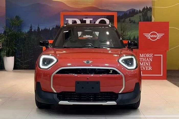 Thiết kế ngoại thất của MINI Aceman chạy điện mới vẫn giữ những đặc trưng nhận diện của thương hiệu MINI với cụm đèn pha, lưới tản nhiệt bát giác mới, thân xe khỏe khoắn và các đường nét hiện đại, phù hợp với môi trường đô thị.