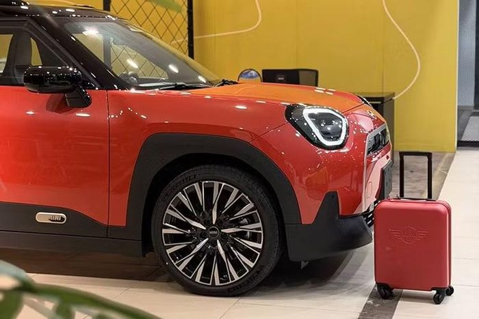 Theo ông Daren Ching - Giám đốc MINI châu Á chia sẻ: "MINI Aceman là sự bổ sung mới trong danh mục sản phẩm MINI. Mẫu xe kết hợp thiết kế đặc trưng của thương hiệu với hệ truyền động thuần điện, mang đến thêm lựa chọn cho khách hàng yêu thích phong cách sống đô thị, công nghệ và cá tính riêng."