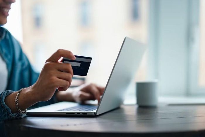 37% Gen Z và 25% Millennials thừa nhận chi tiêu bốc đồng vì tâm trạng tiêu cực.