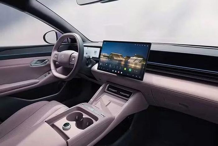 So với đàn anh Qin L EV, xe dài hơn 146 mm trong khi các thông số còn lại không đổi. Khoang nội thất của xe được thiết kế theo phong cách bao quanh người lái với các chi tiết trang trí mạ crôm. Trang bị nổi bật gồm bảng đồng hồ kỹ thuật số toàn phần, màn hình cảm ứng trung tâm 15,6 inch đặt nổi và vô lăng đa chức năng hai chấu.