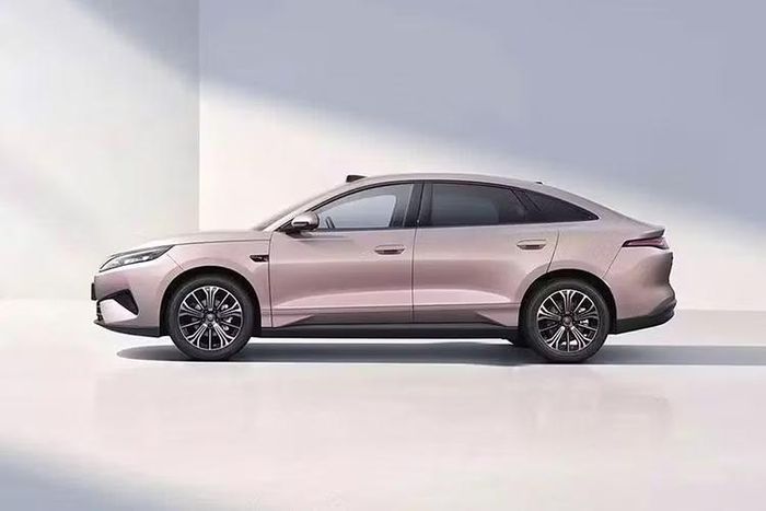 Những hình ảnh chính thức đầu tiên cho thấy BYD Qin Max tạo cảm giác khá quen thuộc vì sở hữu kiểu dáng tổng thể tương tự mẫu xe Seal 6 đang bán ở các thị trường quốc tế. Xe cũng được trang bị thân xe bo tròn và phần mui vuốt dài về phía sau. Thiết kế cửa xe với tay nắm ẩn và các đường gân dập ở phía dưới cũng gần như được giữ nguyên.