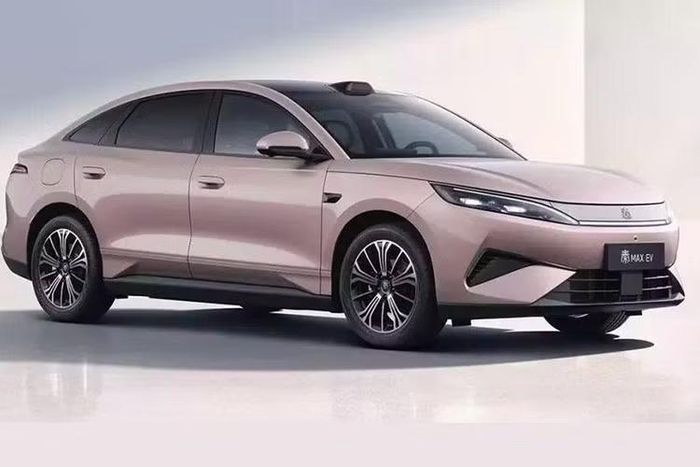 BYD chuẩn bị tung ra một mẫu sedan mới mang tên Qin Max 2027 tại thị trường Trung Quốc. Đây sẽ là mẫu xe cao cấp nhất của dòng BYD Qin tại thị trường sát cạnh Việt Nam. Trên thực tế, BYD Qin Max là phiên bản cao cấp hơn của Qin L EV.