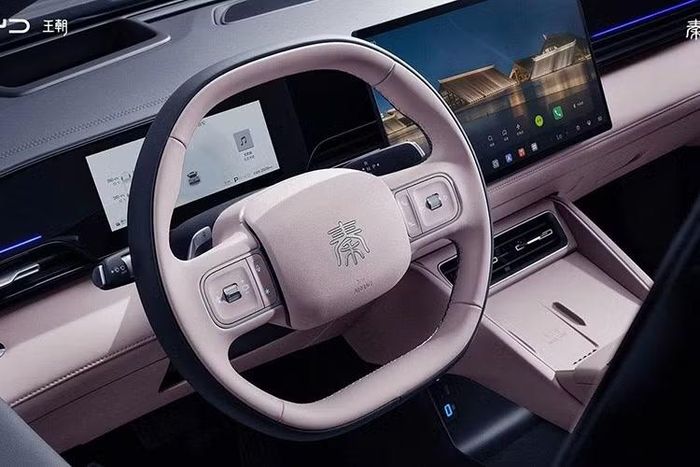 Nhờ sử dụng cần số điện tử đặt sau vô lăng, khu vực phía dưới bệ trung tâm được mở rộng với một khoang chứa đồ dạng mở có dung tích lớn. Ở tầng trên của bệ trung tâm là đế sạc không dây 50 W dành cho điện thoại cùng một số phím bấm vật lý. Cụm núm xoay điều khiển cũng được cho là tích hợp màn hình hiển thị nhỏ, nhiều khả năng dùng để điều chỉnh các chức năng như âm lượng.