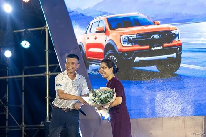 Bà Hoàng Thị Thanh Tâm - Phó tổng giám đốc Ford Việt Nam (Bìa phải).