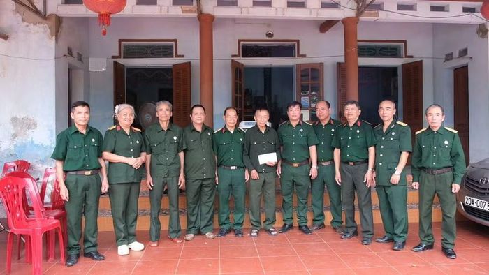 Hội Cựu chiến binh xã Tân Cương tặng quà người thầy giáo thương binh Nguyễn Đức Vần.