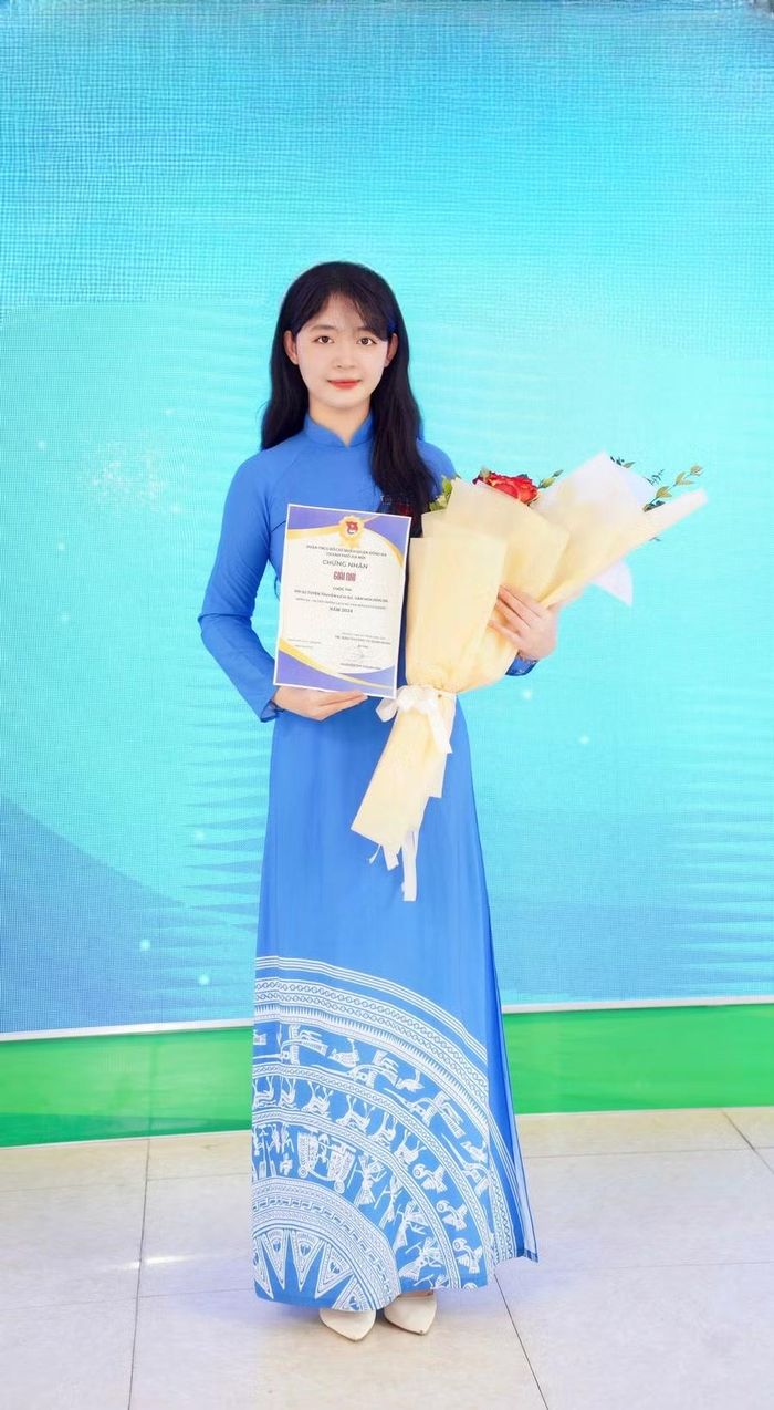 Hà Thị Thanh Xuân tốt nghiệp cử nhân với thành tích loại xuất sắc (GPA 3,67) và là một trong 11 thủ khoa đầu ra của niên khóa 47 Trường ĐH Luật Hà Nội.