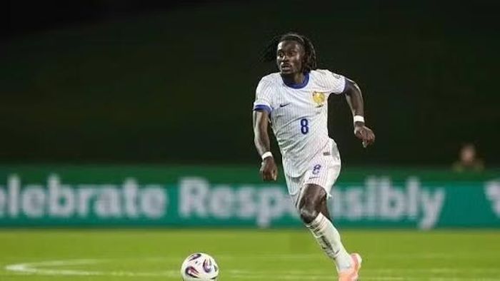 AS Roma hiện đang kiên quyết đòi hỏi gói chuyển nhượng trị giá 60 triệu euro (tương đương 51 triệu bảng) cho tiền vệ 25 tuổi.