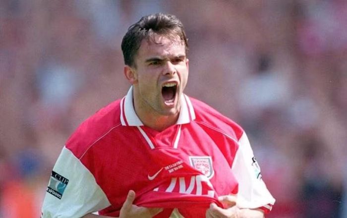 Marc Overmars: Arsenal nhận 25 triệu bảng khi bán tiền vệ cánh người Hà Lan cho Barcelona vào năm 2000. Theo bảng quy đổi của Valuball, thương vụ này hiện có giá trị 196 triệu bảng, chỉ thấp hơn Gascoigne 1 triệu bảng. Ảnh: Getty.
