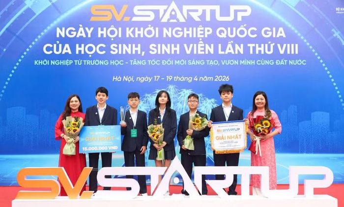 Nhóm học sinh đến từ Trường THCS Trần Duy Hưng (Yên Hòa, Hà Nội) đạt giải Nhất với dự án NEMO. Ảnh: Đình Tuệ
