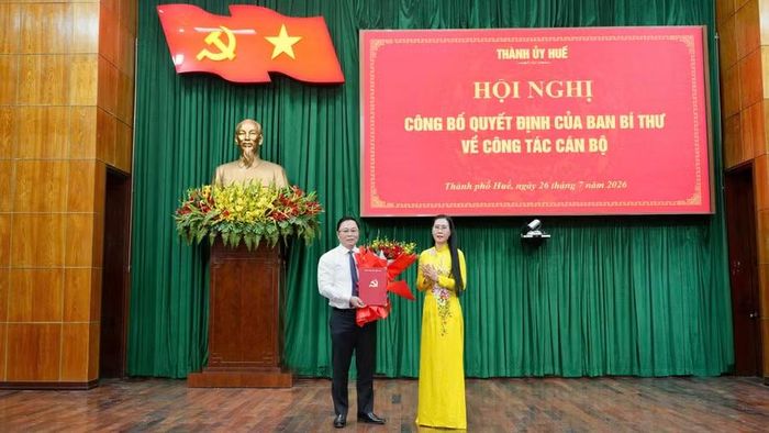 Bà Bùi Thị Quỳnh Vân, Ủy viên Trung ương Đảng, Phó trưởng Ban Tổ chức Trung ương trao quyết định cho ông Lê Trí Thanh.