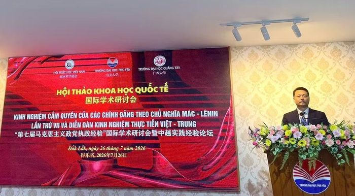 GS.TS Từ Tần Pháp - Trợ lý Hiệu trưởng, Viện trưởng Học viện Chủ nghĩa Mác - Đại học Quảng Tây Trung Quốc phát biểu tại hội thảo.
