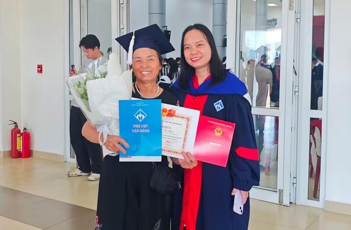 Niềm vui của 1 tân cử nhân bên người thân gia đình.