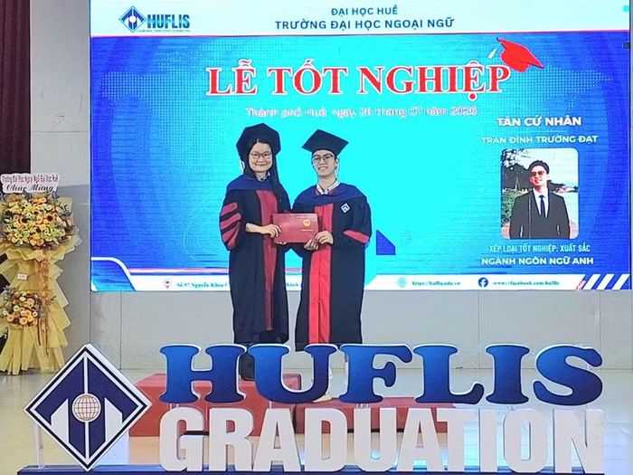 Phó Hiệu trưởng Nguyễn Hồ Hoàng Thủy trao bằng cử nhân cho các học viên.